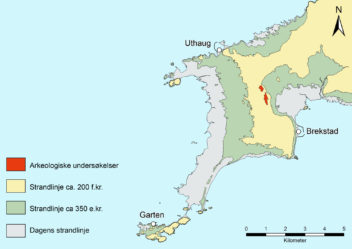 De røde merkene viser hvor utgravningen på Ørland fant sted. Den gule fargen viser landskapet fra ca 200 f.k. Grønnfargen viser hvordan det så ut fra ca 350 e.k., og den grå viser dagens kystlinje. Kartet er laget av Magnar Mojaren Gran.