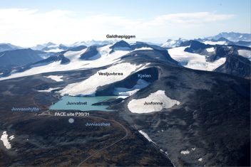 Juvfonne er en liten isfonn (0,15 km2) ved foten av Galdhøpiggen i Jotunheimen. Foto: Helge J. Standal