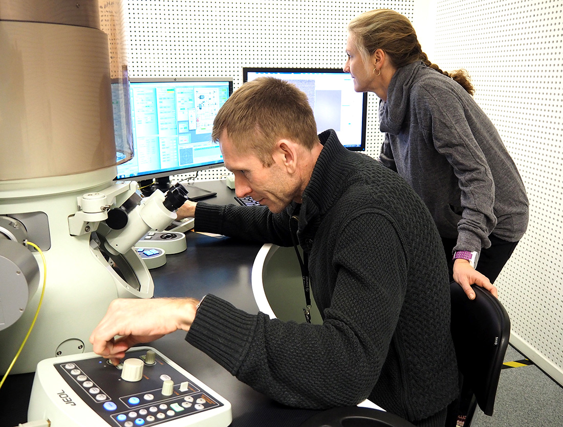 Søskenparet Vullum og Vullum-Bruer studerer bildene som supermikroskopet tar av batteri-materialene.