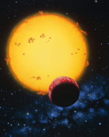 51 Pegasi B sett med en kunsters øyne (det minste objektet), nær en sol. Oppdage i 1995 av Michel Mayor og Didier Queloz ved Geneva Observatory, Italia. Solen og planeten ligger ca 42 lysår fra jorden.