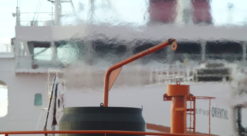 Bilde fra tankskip-dekk, der en flimrende blank dis synliggjør at VOC-gasser damper av fra tankene ombord.
