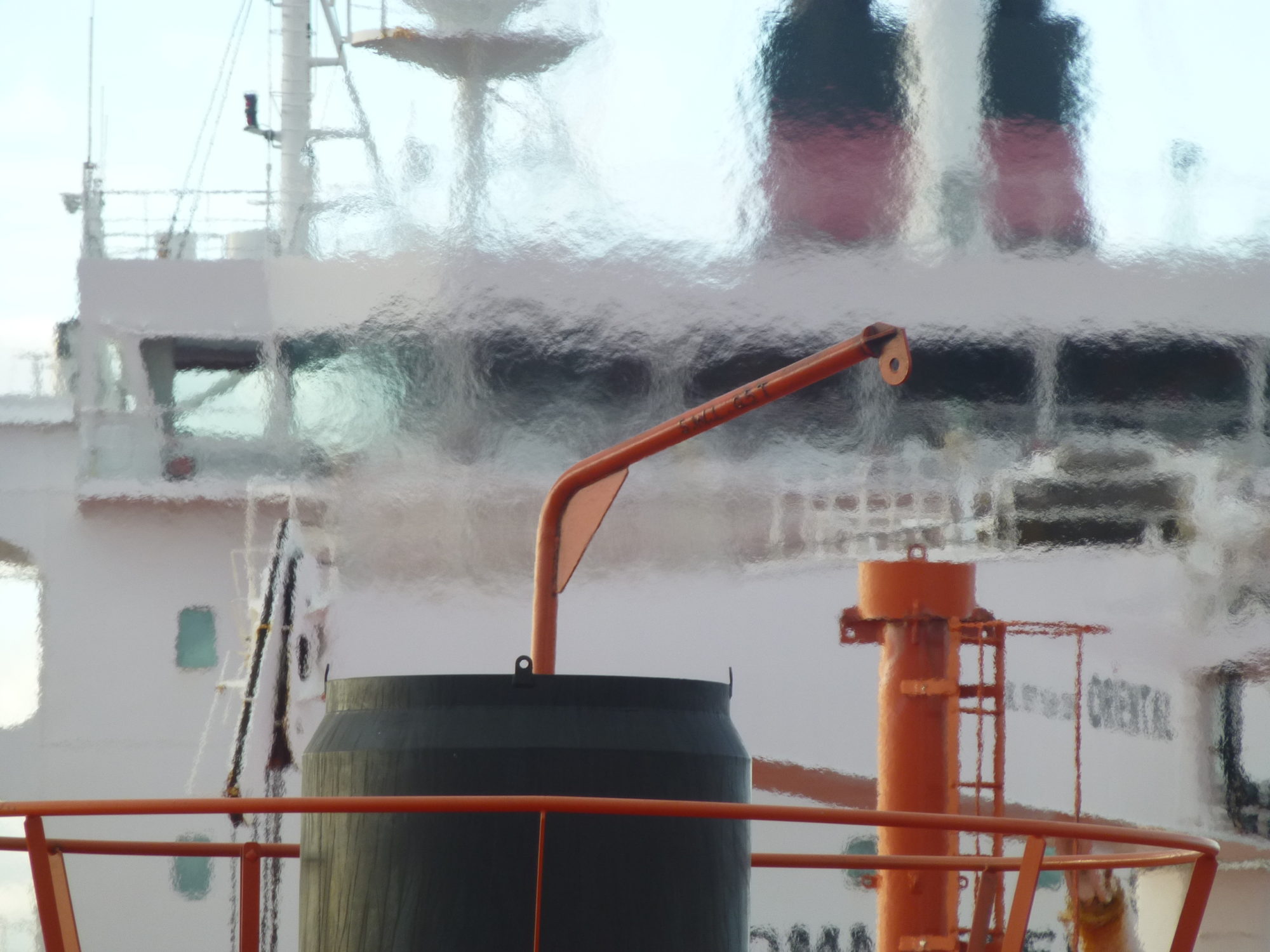 Bilde fra tankskip-dekk, der en flimrende blank dis synliggjør at VOC-gasser damper av fra tankene ombord.