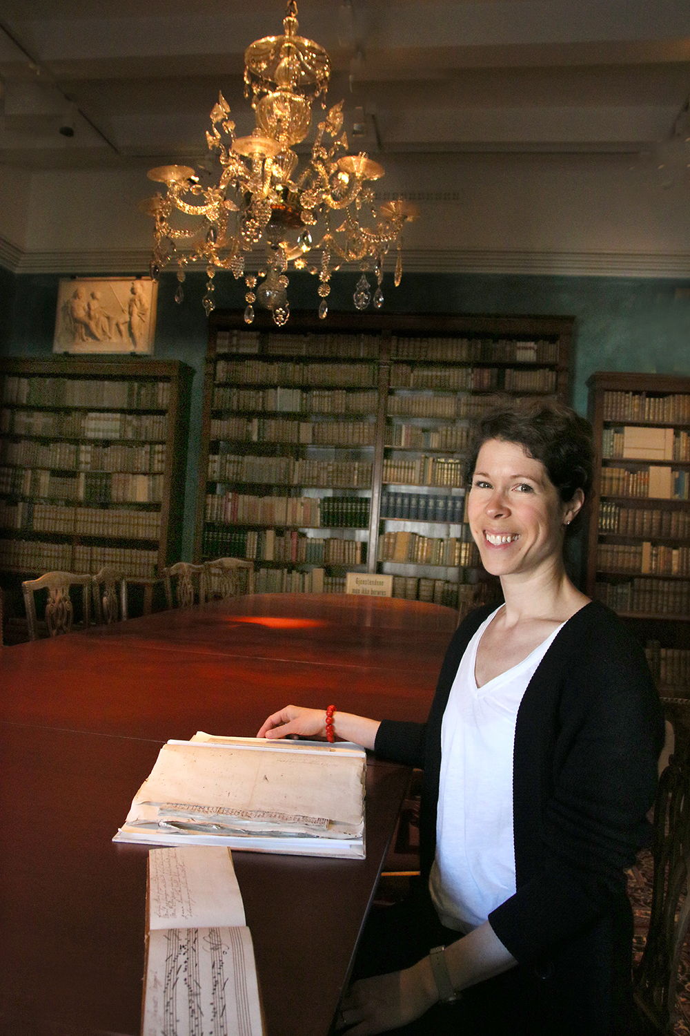 Elizabeth Svarstad med det spesielle dokumentet som hun fant i Gunnerusbiblioetet. Foto: Idun Haugan/NTNU