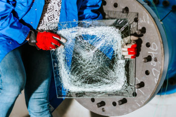 Laminert glass kan redusere skadeomfanget ved en eksplosjon. Plasten holder fast på de farlige glassbitene. Her fra et av de mange forsøkene til Osnes. Foto: Julie G. Solem/NTNU
