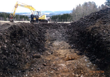 Fra en utgraving på Hofstad på Hitra, der arkeologene fant et tykt lag av bryggesteiner. Foto: Geir Grønnesby, NTNU Vitenskapsmuseet 