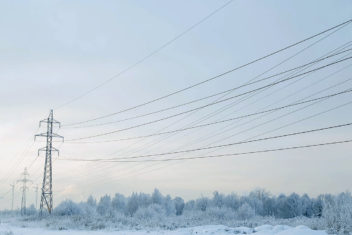 En isstorm i Quebec og deler av Ontario i 1998 førte til at mer enn en million mennesker mistet strøm og forårsaket milliarder dollar i skade. Men hva om du kunne forhindre isoppbygging på overføringslinjer? Illfoto: Colourbox
