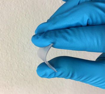 Slik ser det anti-isbelegget ut når det er festet til et fleksibelt plaststykke. Belegget i seg selv er bare 30 mikrometer tykt, eller omtrent halvparten av bredden på et gjennomsnittlig menneskehår. (Foto: NTNU Nanomechanical Lab)