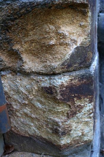 Dette nærbildet viser Grytdal-stein som nærmest ruster i filler. Geolog Per Stormyr mente at denne steintypen aldri skulle vært brukt som byggestein.  Foto: Nancy Bazilchuk, NTNU