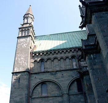 Den tyske kunsthistorikeren Alexander von Minutoli besøkte Trondheim og katedralen i 1835. Han ble imponert av kvaliteten på steinen domen er bygget av. Men dette bildet viser tydelig steiner med en overflate av kalsitt og salt, som har utviklet seg over tid. Foto: Nancy Bazilchuk, NTNU