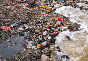 Hovedkilden til plast i havet kommer fra kilder på land. Spesielt gjelder dette i Asia og Afrika. Illfoto: Colourbox