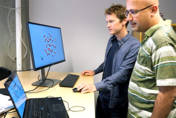 To forskere ser på en skjerm.
