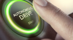 Finger klar til å presse inn knapp som det står "Autonomous drive" på