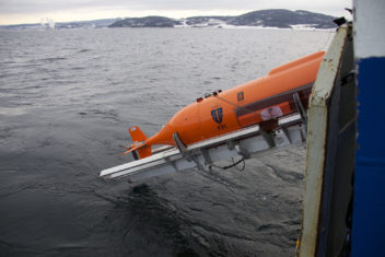 Undervannsroboten HuginHUS AUV på vei ned i dypet. Foto: Geir Johnsen