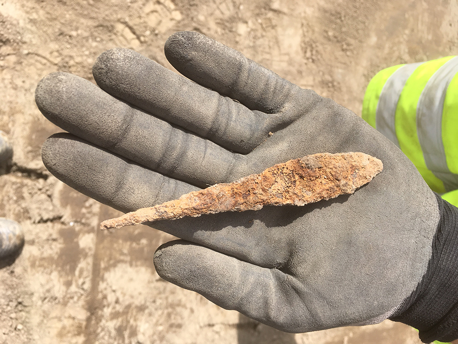 Pilspiss av jern funnet inni tufta. Formen er typisk nettopp for vikingtid/tidlig middelalder. Foto: Silje E. Fretheim