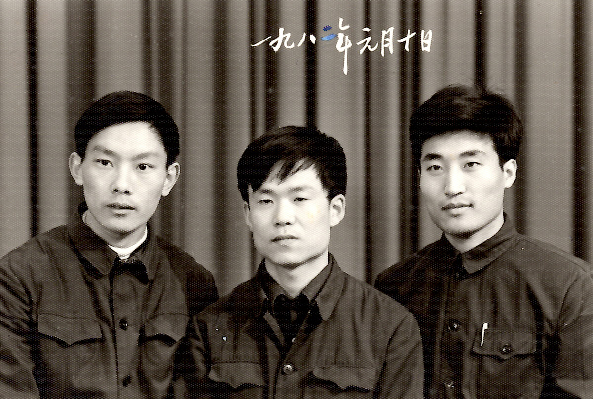 Charlie C. Li (t.h.) sammen med to studiekamerater i 1982.