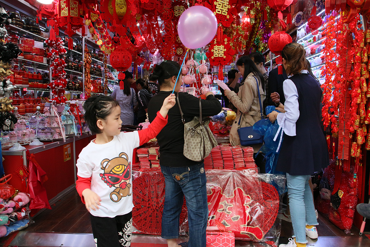 Det tradisjonelle markedet i Yu Garden i Shanghai byr på det meste.