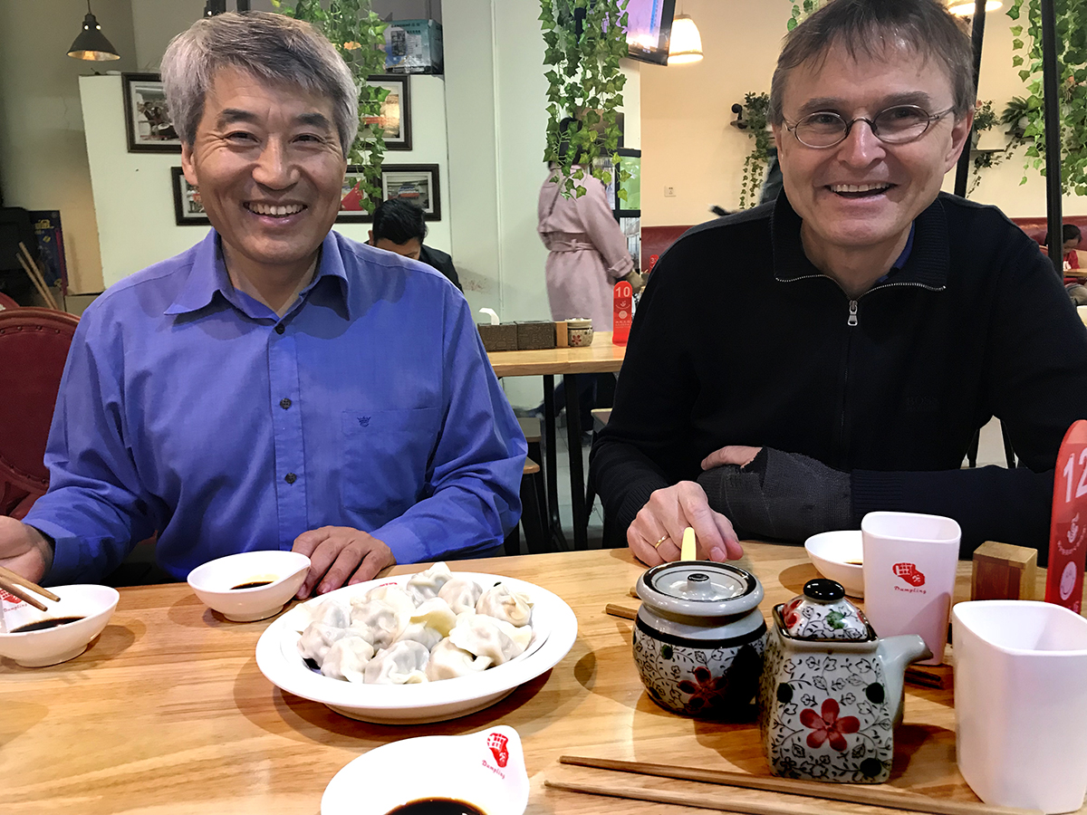 Kina byr på fantastisk mat. Her spiser NTNU-professorene Charlie Chunlin Li og Egil Tjåland en av nasjonalrettene: dumplings.