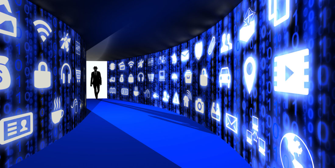 Illustrasjon som viser korridor der begge vegger er dekt med data-ikoner, og et menneske står som silhuett i enden av korridoren.