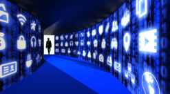 Illustrasjon som viser korridor der begge vegger er dekt med data-ikoner, og et menneske står som silhuett i enden av korridoren.