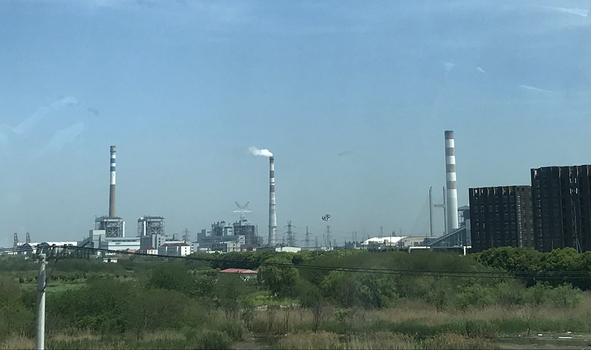 Kullkraft utgjør fortsatt mye av energiproduksjonen. Kullkraftverk i utkanten av Shanghai.