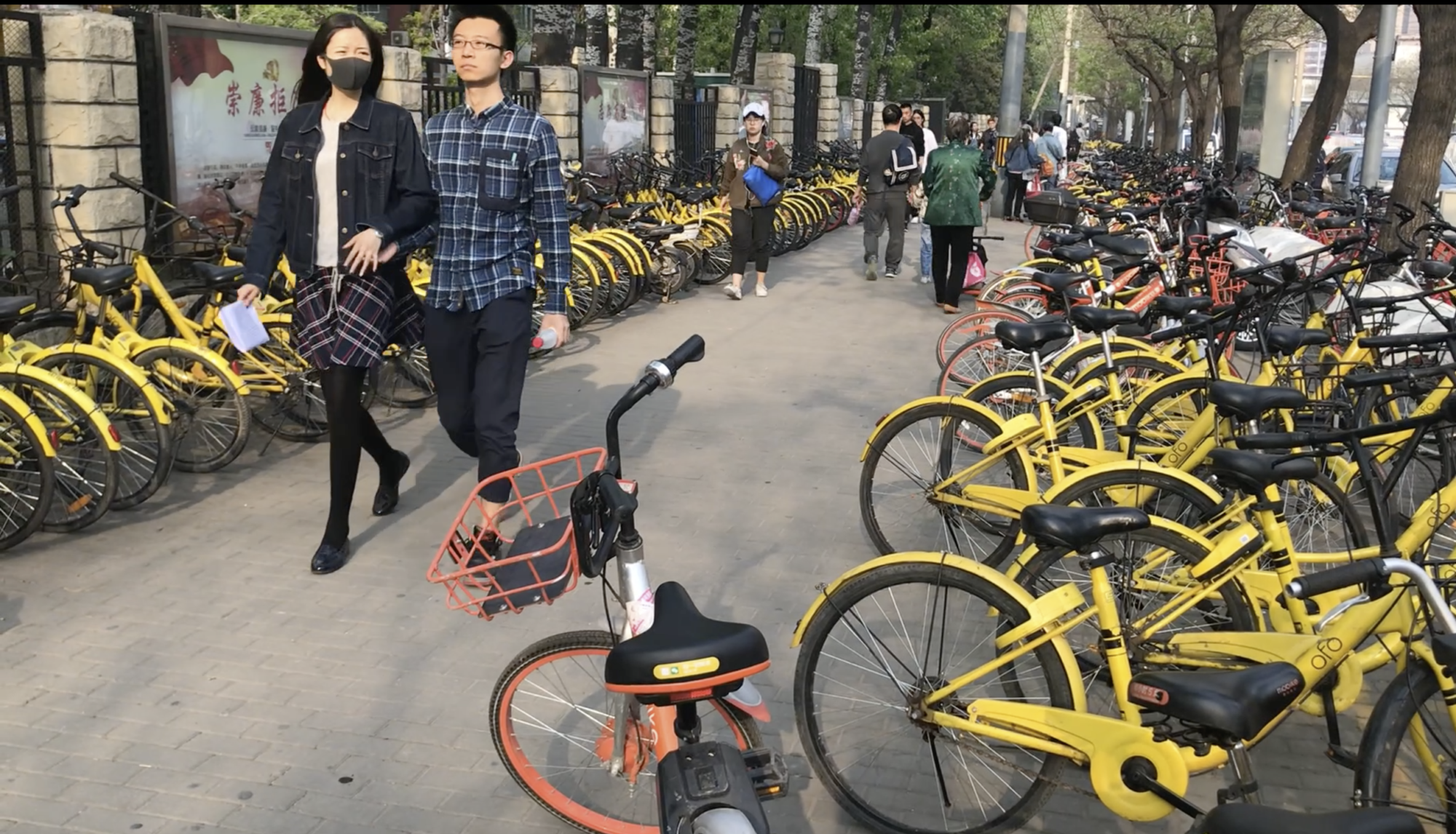 Selv om syklene er tilbake i gatebildet gjennom den populære ShareBike-ordningen, er forurensing fra biler og fra kullkraft stor. Her fra Beijing. Foto: Idun Haugan/NTNU