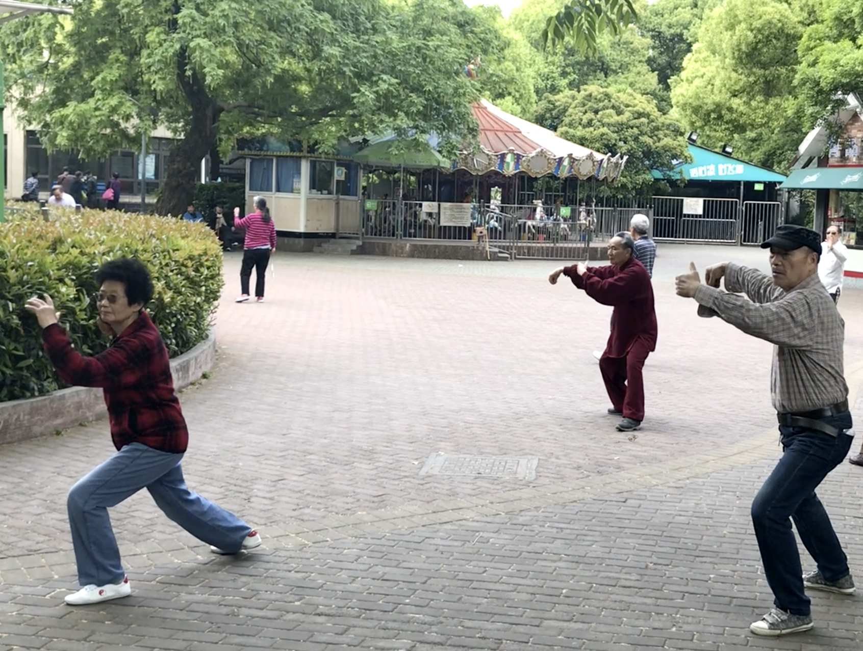 I parkene bedrives nasjonalsporten Tai chi - skyggeboksing - i tidlige morgentimer. Her i Peoples Park i Shanghai.