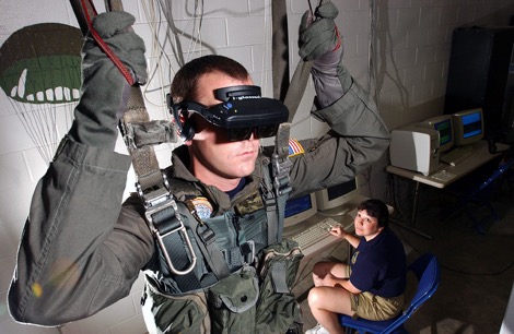 En fallskjermhopper i den amerikanske marinen trener på å hoppe i fallskjerm i 2006, ved hjelp av blant annet et head-mounted display (HMD, «skjermbriller») som viser en kunstig virkelighet som etterlikner synsopplevelsen ved et virkelig hopp.