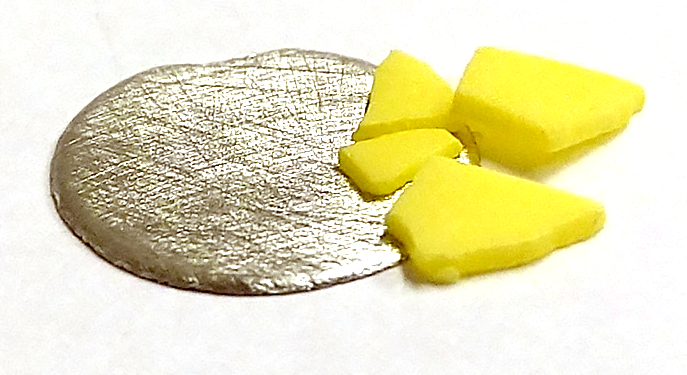 Magnesium (metall) og svovel (gult), to vanlige grunnstoffer som det forskes på om kanskje kan brukes i fremtidens batteri. Magnesium kan utvinnes fra sjøvann, og dette ble tidligere gjort av Hydro ved Herøya.