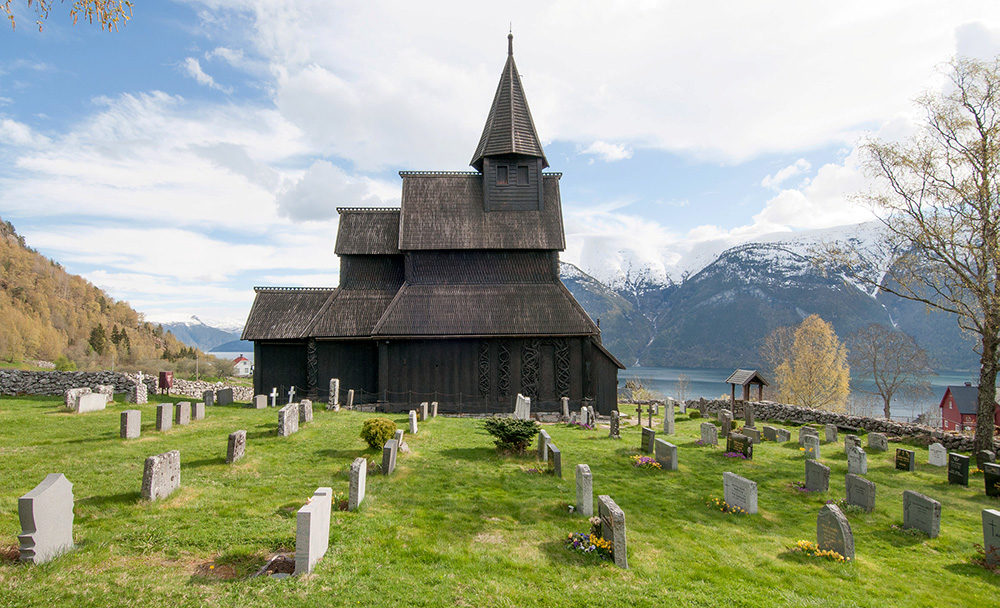 Den eldste daterte tømmerstokken i Urnes kirke begynte å vokse allerede i 765. Foto: Leif Anker, Riksantikvaren