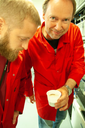 To SINTEEF-forskere viser fram børstemark i laboratoriet.