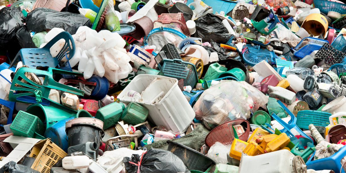 Fargerfikt plastafall, som bokser, flasker og gummihansker ligger tett i tett på søppelfylling