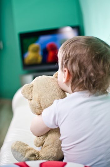 Studien er et varsko om at skjermene ikke bør få jobben som barnevakt, ettersom verken TV-en eller iPaden gir noen svar tilbake. Foto: Shutterstock, NTB Scanpix