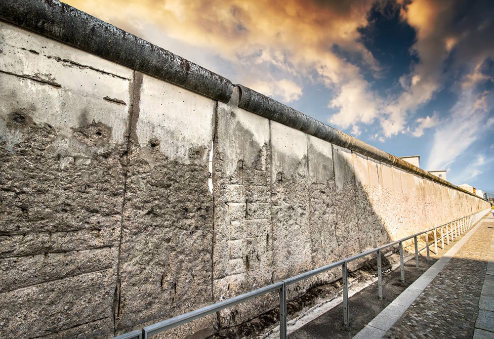Berlinmuren, symbolet på skillet mellom øst og vest, blir revet i 1989 og Europa går gjennom store omveltninger.  I Berlin, langs Bernauer Strasse, er deler av muren bevart. Foto: Shutterstock / NTB scanpix