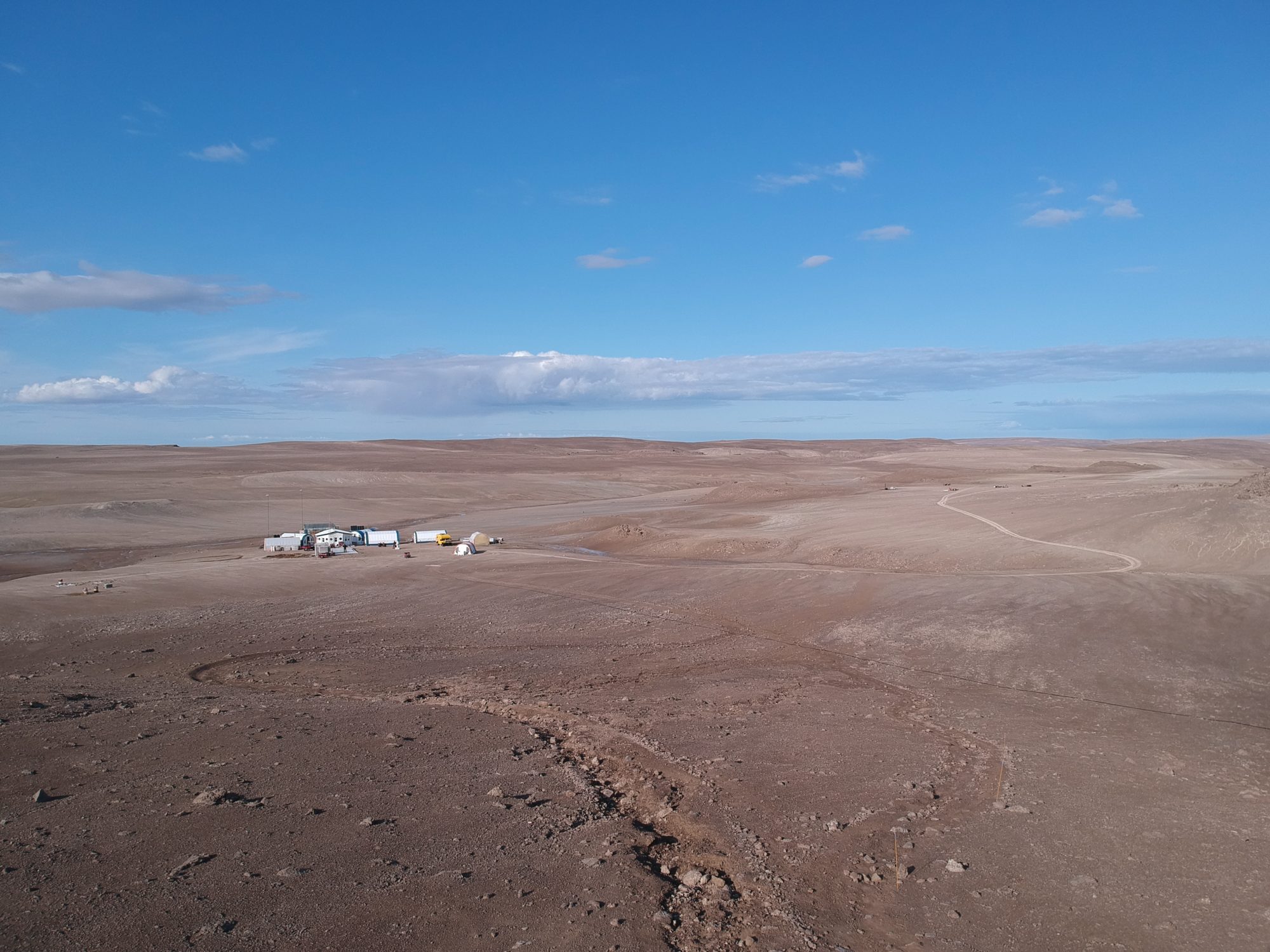 Forskningsstasjonen på Devon Island ligger i helt spesielle omgivelser som passer perfekt til testing av romfartsteknologi. Foto: Haughton-Mars Project