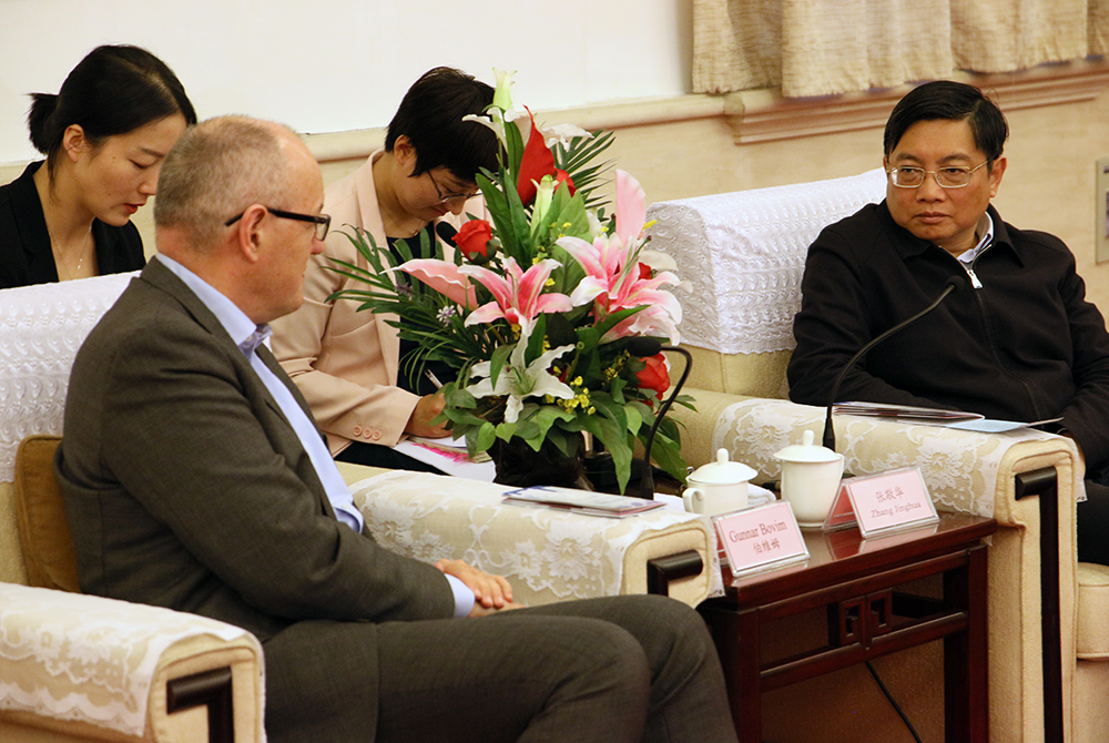 Apri 2018: NTNU-rektor Gunnar Bovim i samtale med Zhang Jinghua, sentral politiker i Kinas tidligere hoevstad Nanjing.