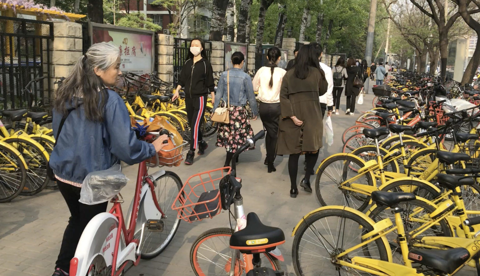 Gateliv og sykler i Beijings gater.