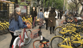 Gateliv og sykler i Beijings gater.