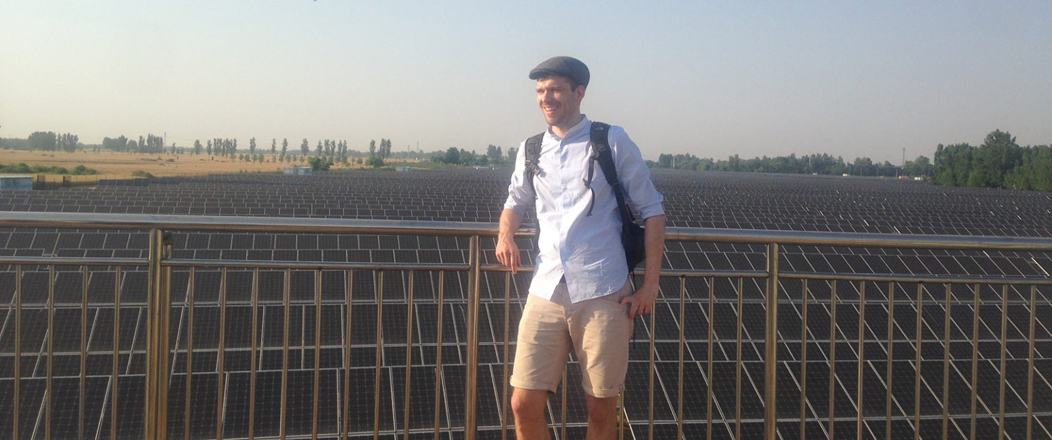 Marius Korsnes foran et solcelleanlegg i Kina ina.