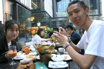kinesisk par på restaurant i Shanghai
