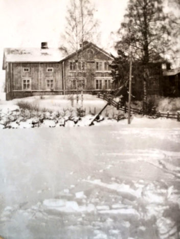 Bildet viser Hjemgården under krigen. Vinteren 1939-40 var bitende kald ved fronten, opp til 43 minusgrader. På hjemmefronten frøs kvinner og barn.