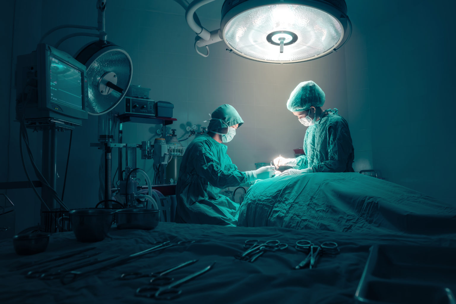 Avstandsbilde av kirurger ved operasjonsbord