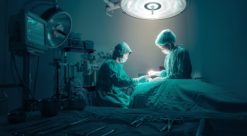 Avstandsbilde av kirurger ved operasjonsbord