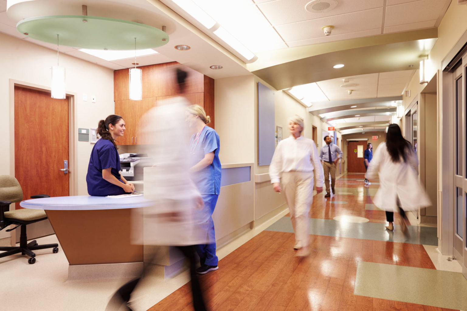 Sykehuskorridor der travle mennesker passerer
