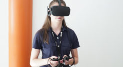 Kvinne som har på VR-utstyr.