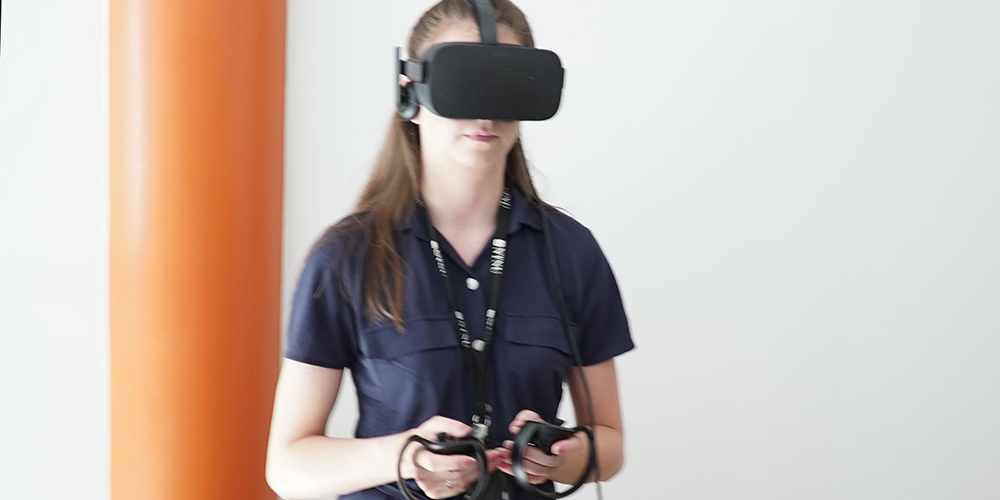 Kvinne som har på VR-utstyr.