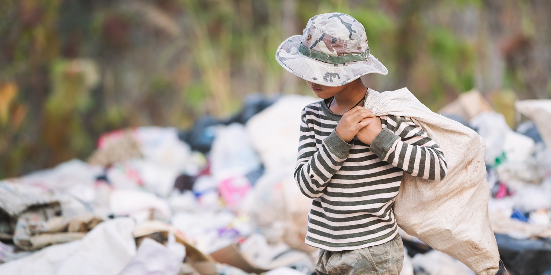 Illustrasjonsbildet viser barn på søppelplass.