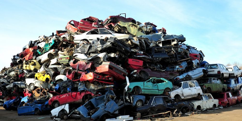 Bildet viser en haug med brukte biler.