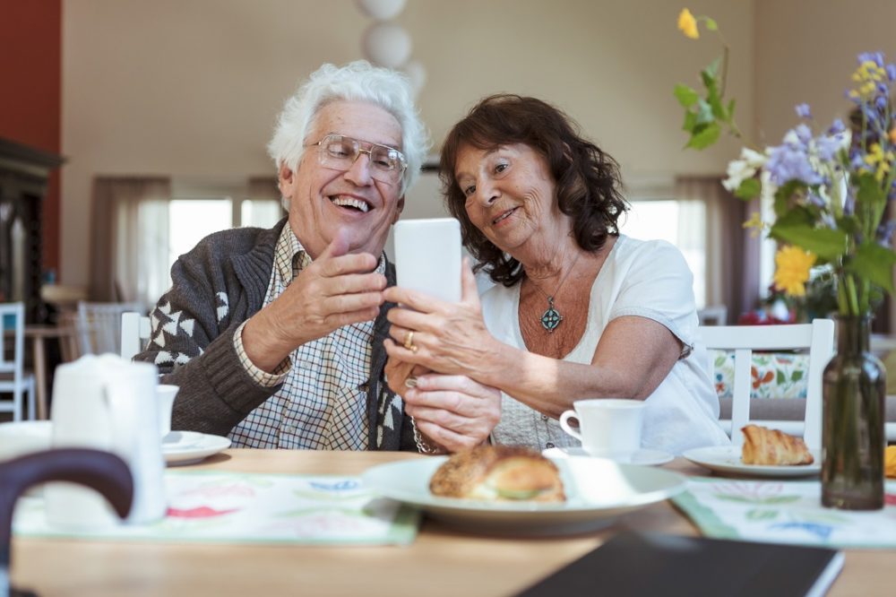 Bildet viser eldre som tar selfie. Illustrasjonsfoto Shutterstock NTB scanpix