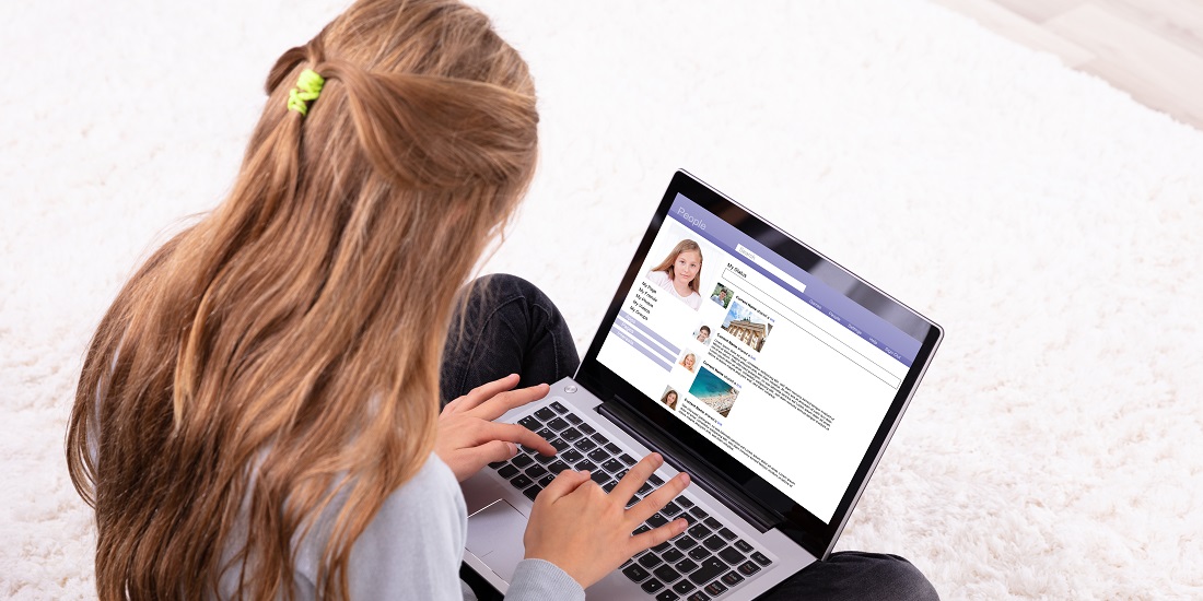 Illustrasjonsfoto viser jente med sosiale medier på laptop.
