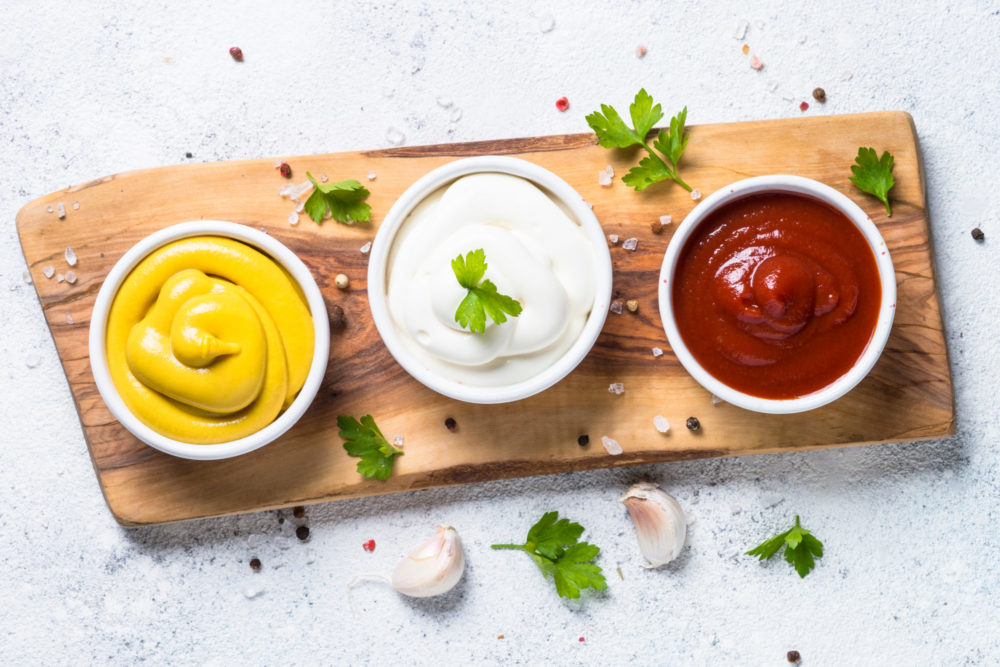 Bildet viser majones, sennep og ketchup